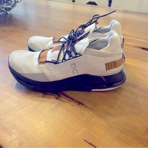 Women’s On Cloud sneakers size 11